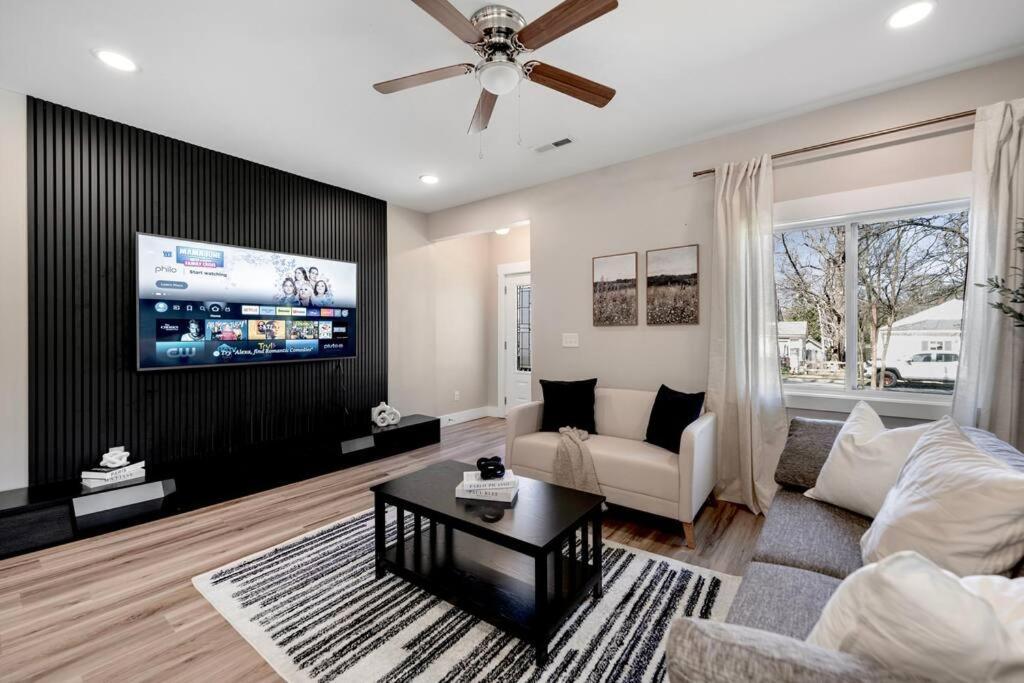 Brand New Cozy Modern W/hot Tub+movieroom 7 Min From Uptown *