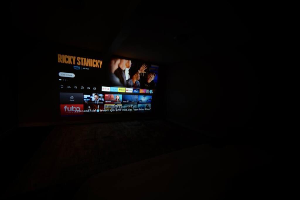 Holiday home Brand New Cozy Modern W/hot Tub+movieroom 7 Min From Uptown