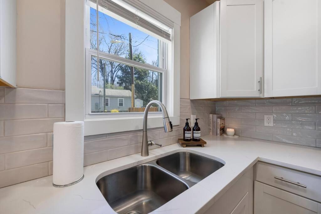 Brand New Cozy Modern W/hot Tub+movieroom 7 Min From Uptown Holiday home