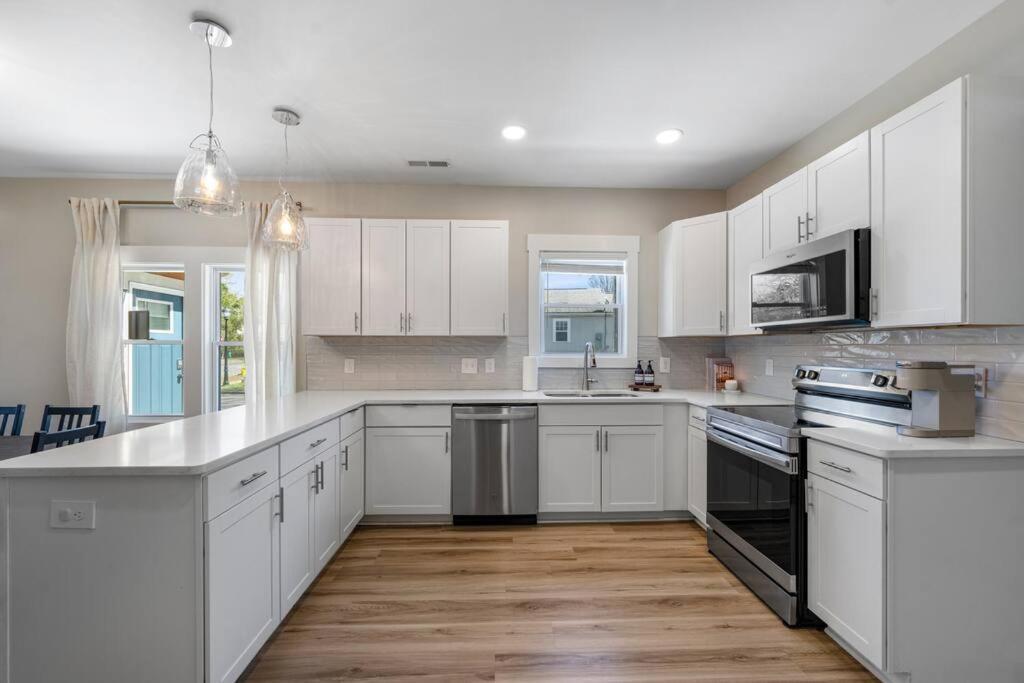 Brand New Cozy Modern W/hot Tub+movieroom 7 Min From Uptown *
