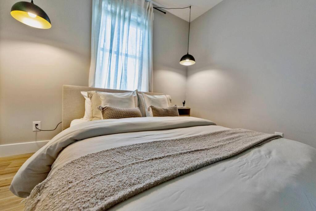 Brand New Cozy Modern W/hot Tub+movieroom 7 Min From Uptown Holiday home Charlotte