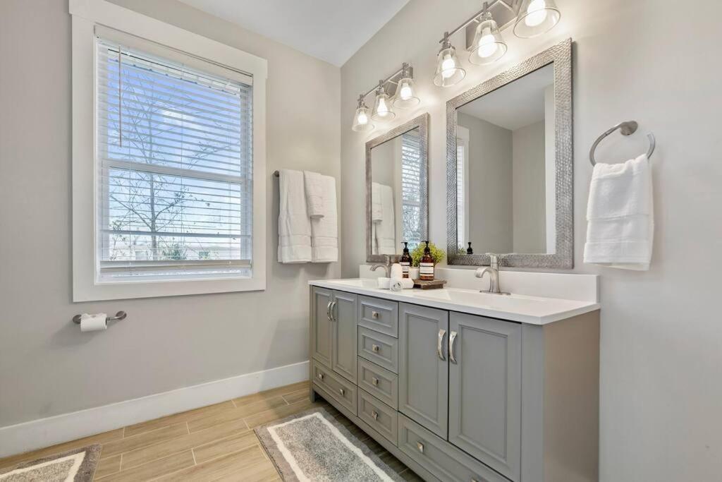 Brand New Cozy Modern W/hot Tub+movieroom 7 Min From Uptown Charlotte