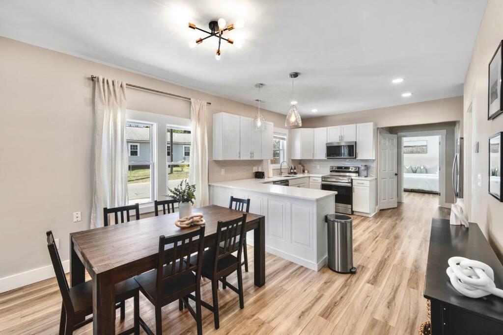 Holiday home Brand New Cozy Modern W/hot Tub+movieroom 7 Min From Uptown Charlotte