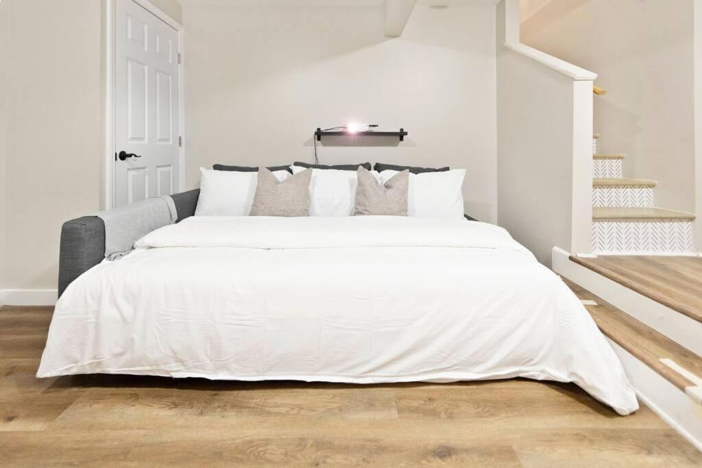 Brand New Cozy Modern W/hot Tub+movieroom 7 Min From Uptown *