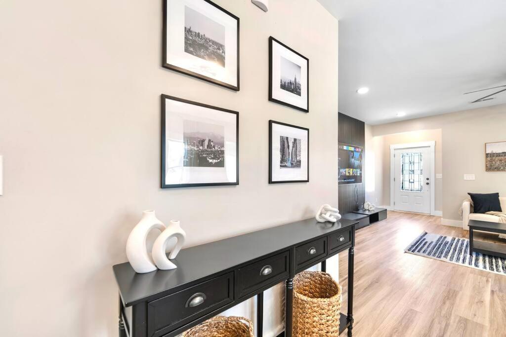 Holiday home Brand New Cozy Modern W/hot Tub+movieroom 7 Min From Uptown *