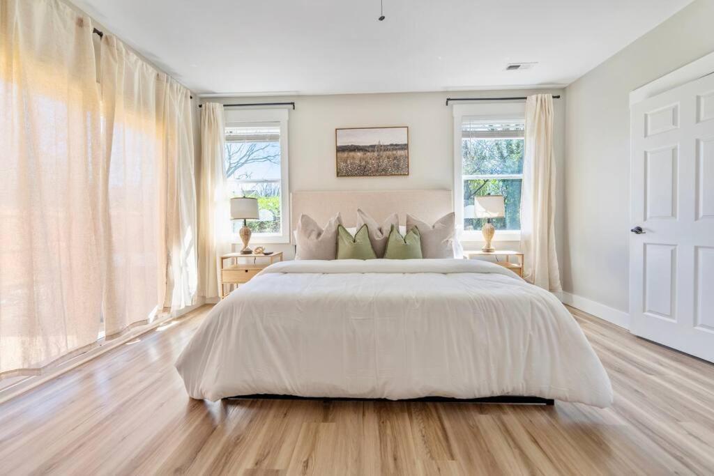 Brand New Cozy Modern W/hot Tub+movieroom 7 Min From Uptown Holiday home Charlotte