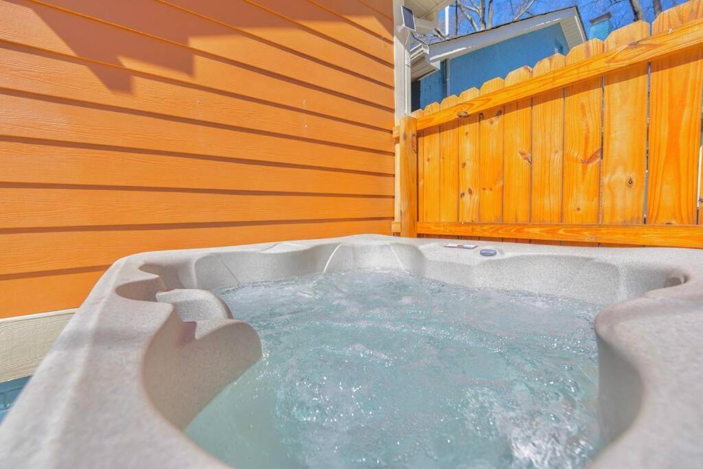 Brand New Cozy Modern W/hot Tub+movieroom 7 Min From Uptown Holiday home *