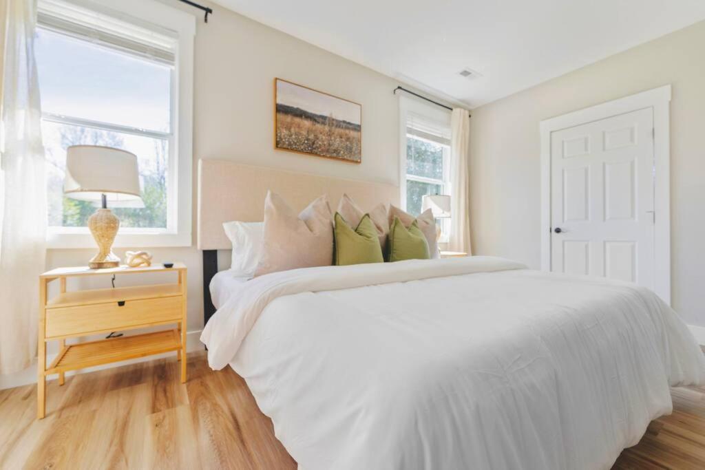 Brand New Cozy Modern W/hot Tub+movieroom 7 Min From Uptown Holiday home
