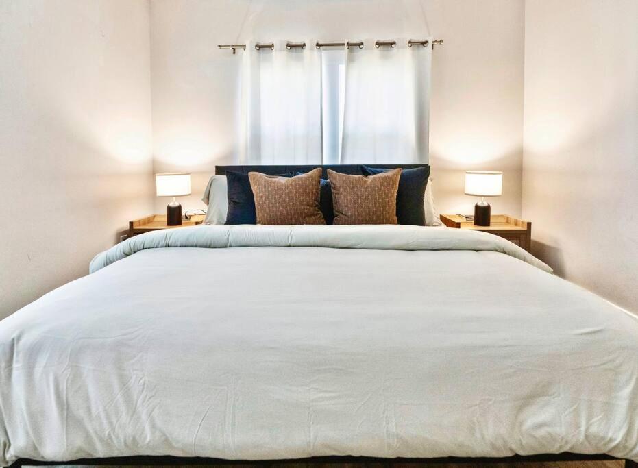Brand New Cozy Modern W/hot Tub+movieroom 7 Min From Uptown