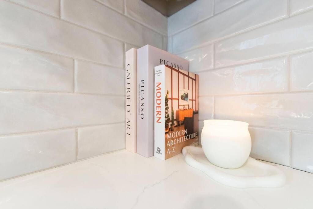 Brand New Cozy Modern W/hot Tub+movieroom 7 Min From Uptown Holiday home *