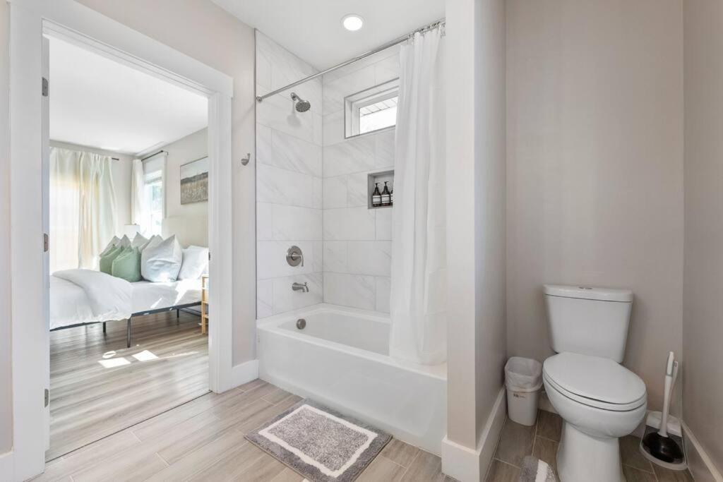Holiday home Brand New Cozy Modern W/hot Tub+movieroom 7 Min From Uptown Charlotte