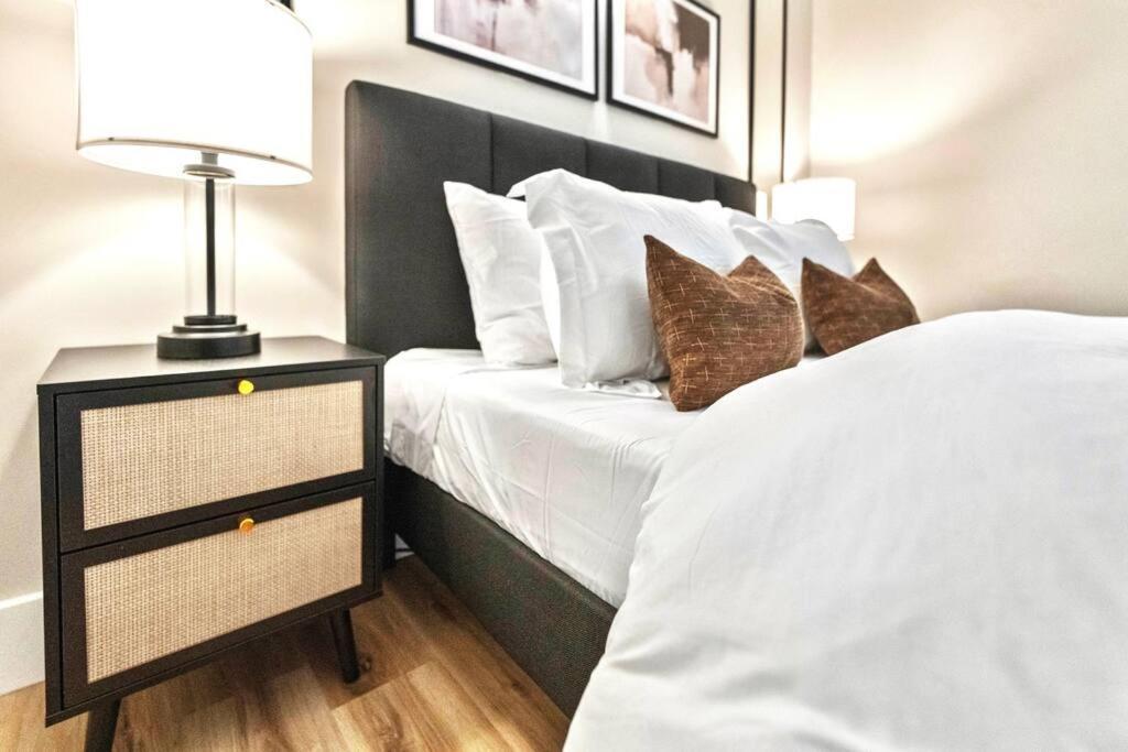 Brand New Cozy Modern W/hot Tub+movieroom 7 Min From Uptown Holiday home