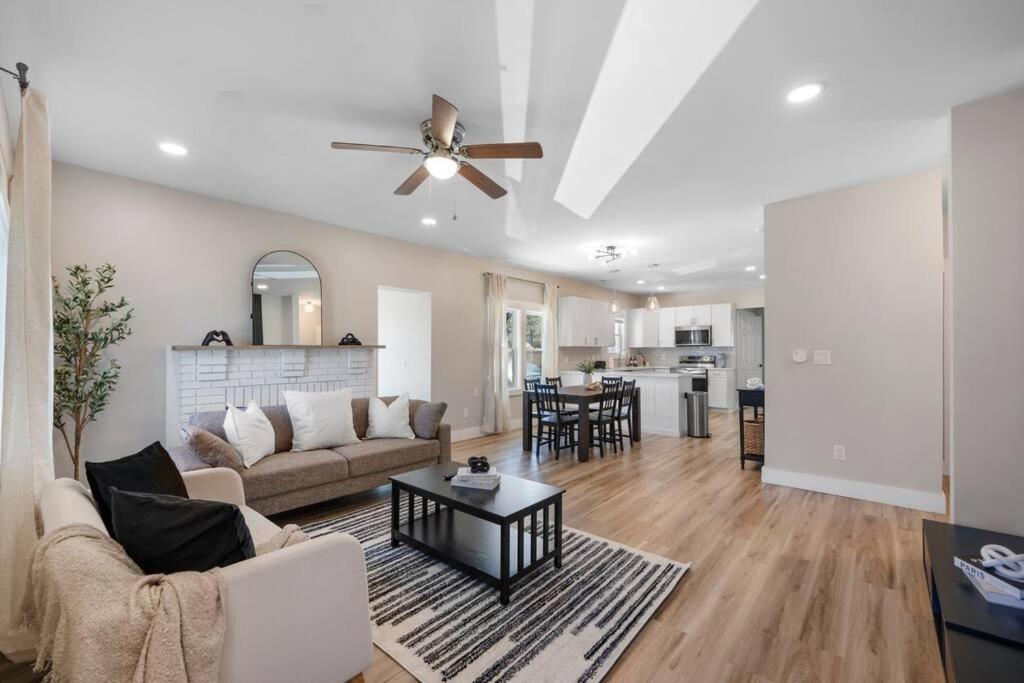 Holiday home Brand New Cozy Modern W/hot Tub+movieroom 7 Min From Uptown *