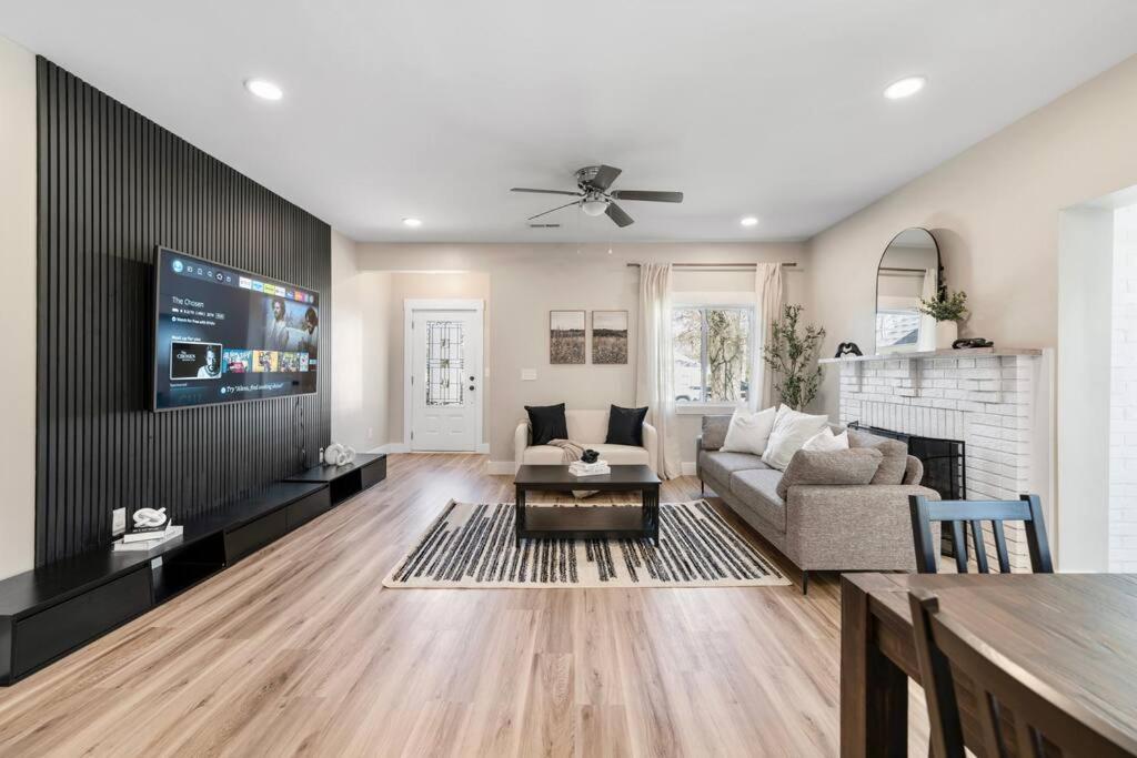 Holiday home Brand New Cozy Modern W/hot Tub+movieroom 7 Min From Uptown