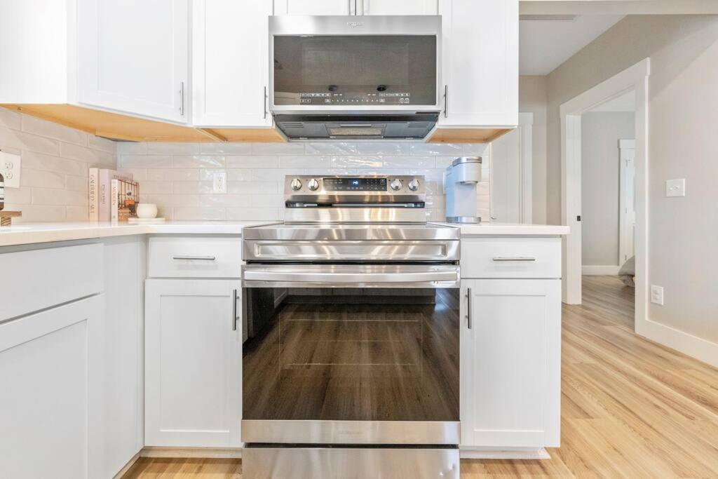 Brand New Cozy Modern W/hot Tub+movieroom 7 Min From Uptown *