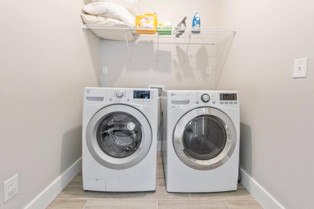 Holiday home Brand New Cozy Modern W/hot Tub+movieroom 7 Min From Uptown