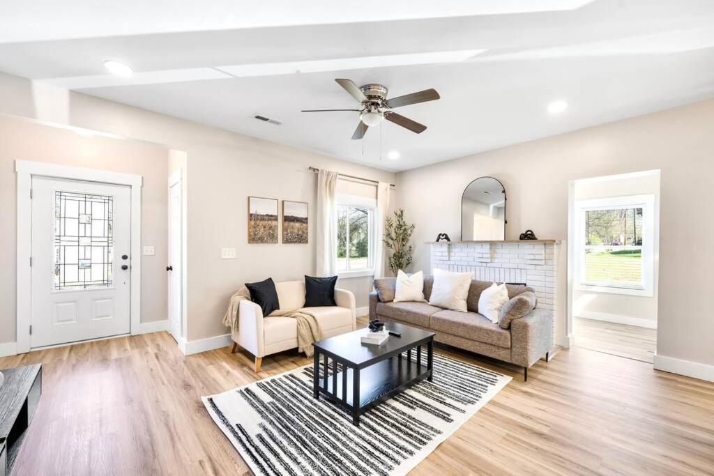 Brand New Cozy Modern W/hot Tub+movieroom 7 Min From Uptown Holiday home