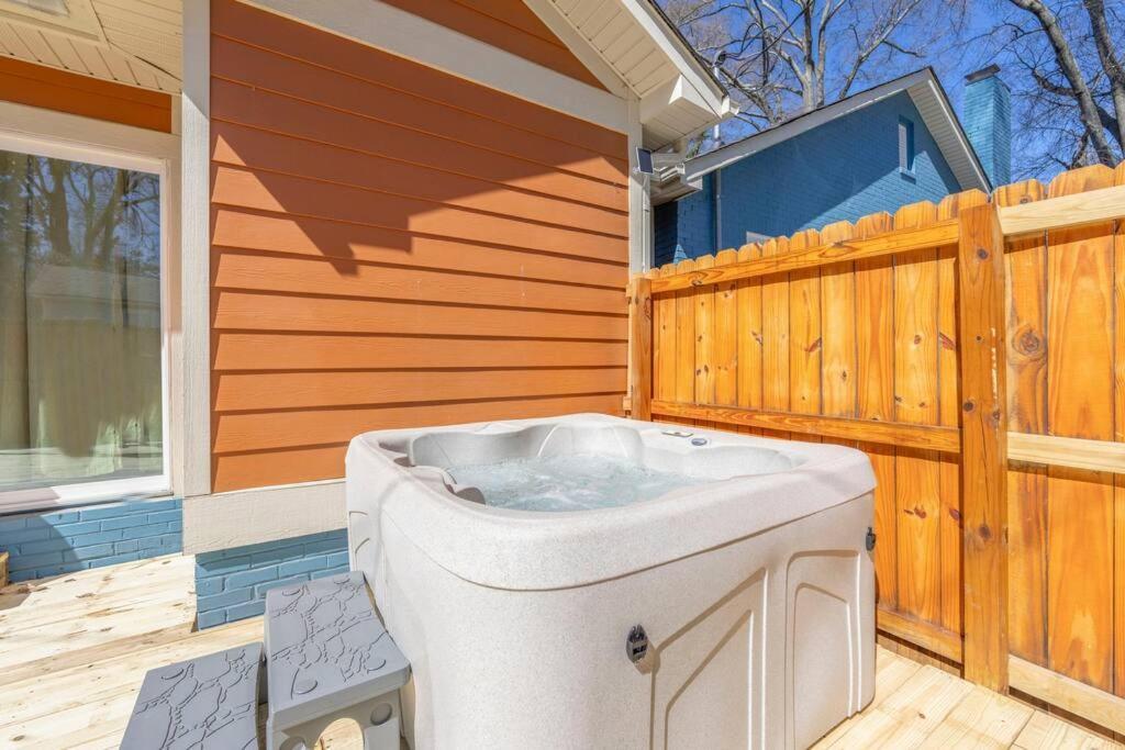 Brand New Cozy Modern W/hot Tub+movieroom 7 Min From Uptown Holiday home *