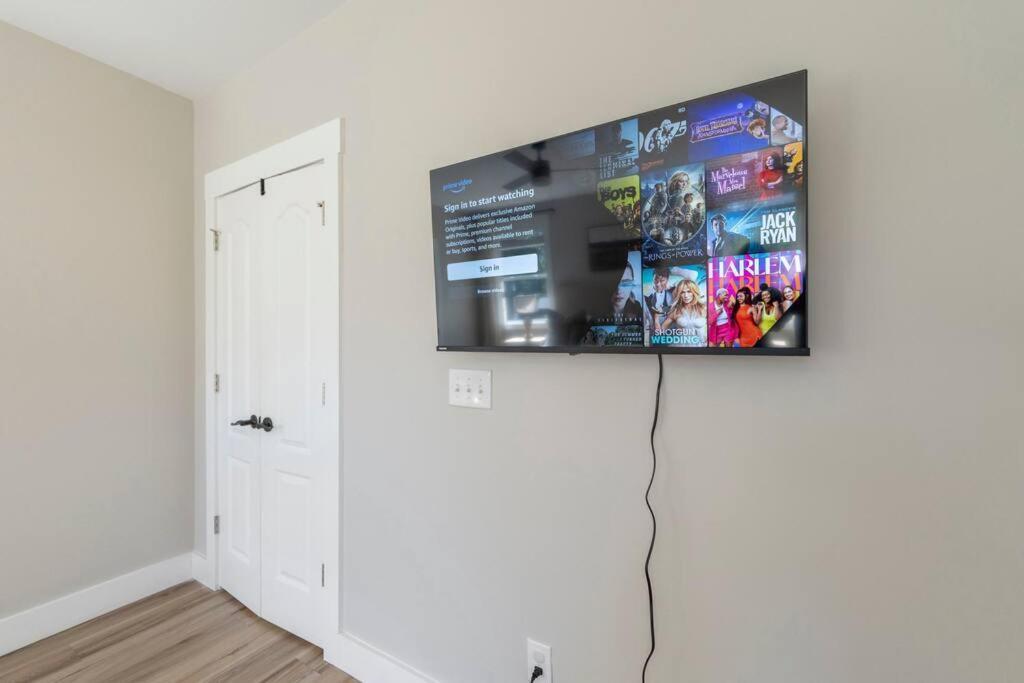 Holiday home Brand New Cozy Modern W/hot Tub+movieroom 7 Min From Uptown