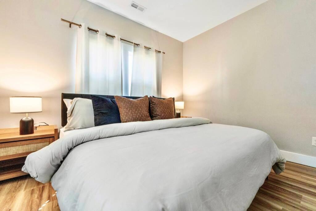 Brand New Cozy Modern W/hot Tub+movieroom 7 Min From Uptown Charlotte