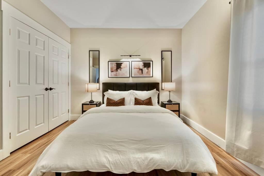 Brand New Cozy Modern W/hot Tub+movieroom 7 Min From Uptown Holiday home