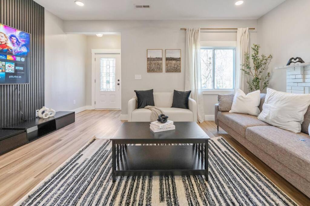 Brand New Cozy Modern W/hot Tub+movieroom 7 Min From Uptown Holiday home
