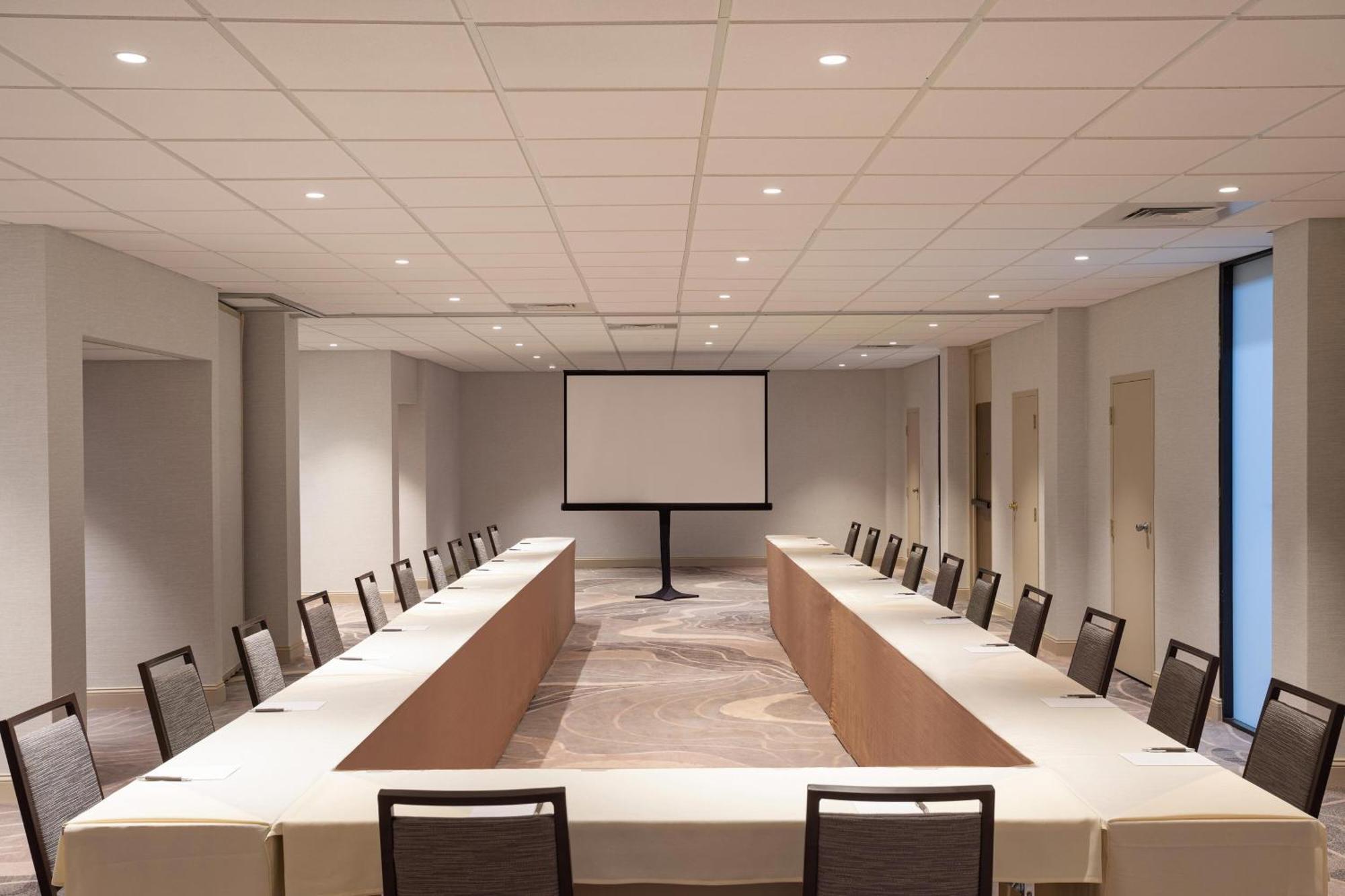 Hotel Sheraton Airport 4*