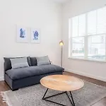 Laid Back 1Br W Comfy Living Room And Bar
