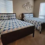 Uptown Apartment 2 Bedroom With Wi-Fi