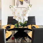 Luxurious & Comfy Downtown Oasis ~ Views ~ Parking
