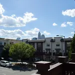 Modern Townhouse - 1 Min To Uptown Clt - Walk To Restaurants