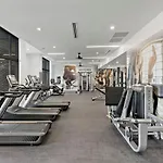 Modern 2Bd - 5 Min Dt, Gym, Parking, W-D - Sleeps 12