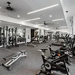 Spacious 2Bd - 5 Min Dt, Gym, Parking, W-D - Sleep 12