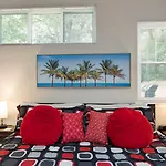 Cozy & Modern Home Close To Uptown & Airport