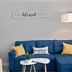 Cozy & Modern Home Close To Uptown & Airport