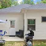 Cozy & Modern Home Close To Uptown & Airport