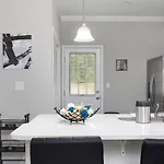 Cozy & Modern Home Close To Uptown & Airport
