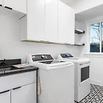 Charlotte\'S Modern Luxe Home - Your Stylish Haven