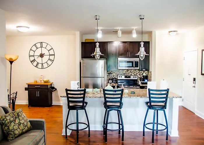 Serene Uptown 2Br And 2Ba Apartment