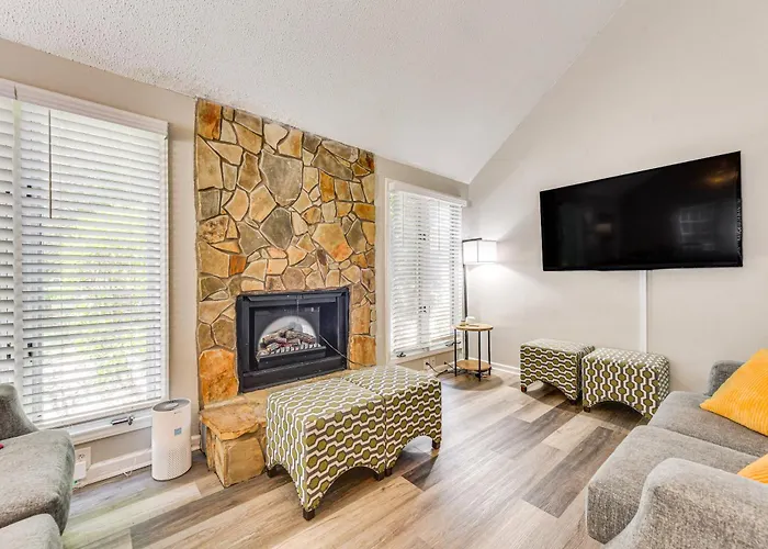 Pet-Friendly Charlotte Home With Deck Near Uptown!