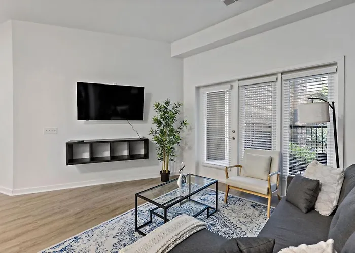 Spacious 2Bd - 5 Min Dt, Gym, Parking, W-D - Sleep 12