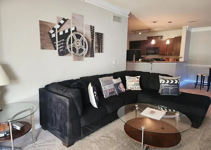 Two The Movies - Spacious Rooms - Sleeps 7 Instant Booking!