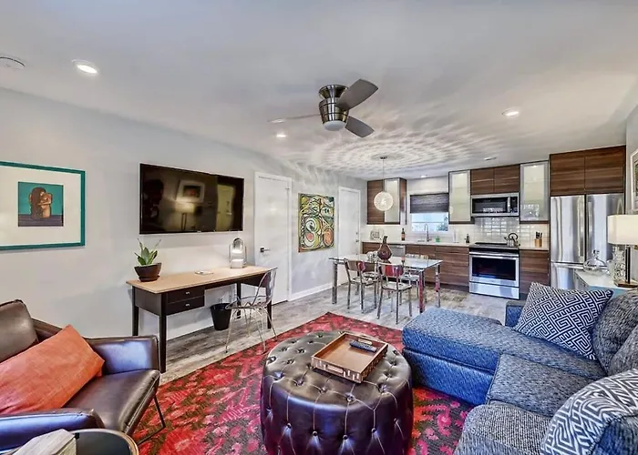 Comfortable And Stylish Condo Near Myers Park
