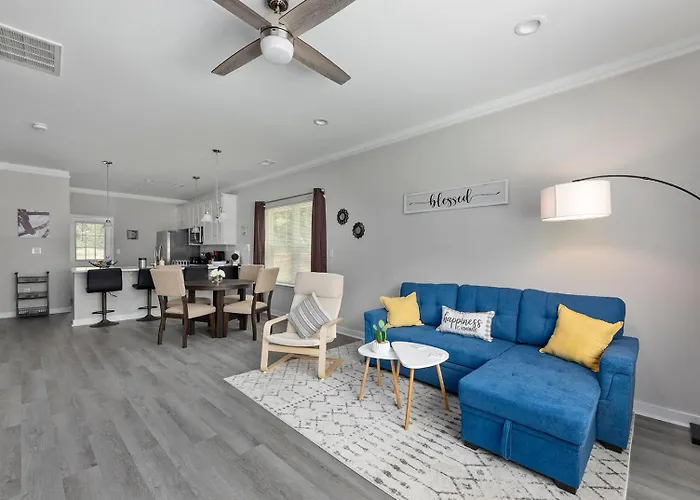 Cozy & Modern Home Close To Uptown & Airport