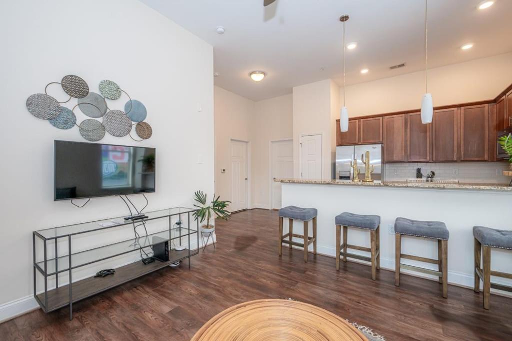 Apartment Laid Back 1br W Comfy Living And Bar