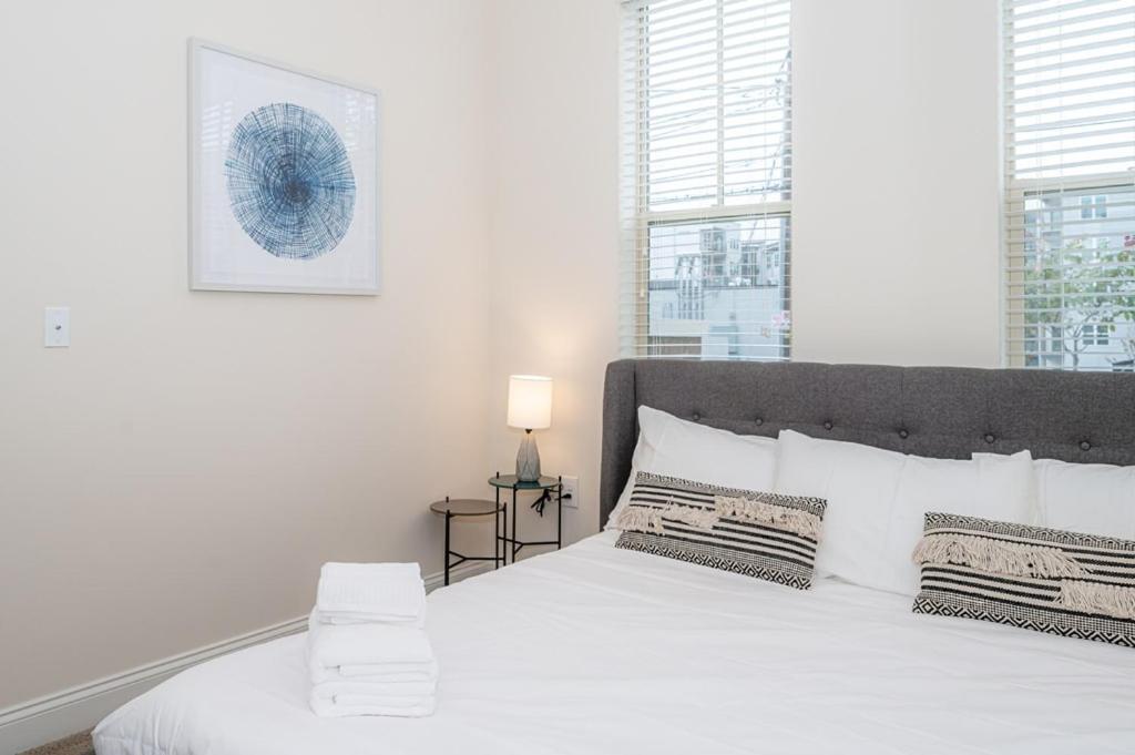 Laid Back 1br W Comfy Living And Bar Apartment