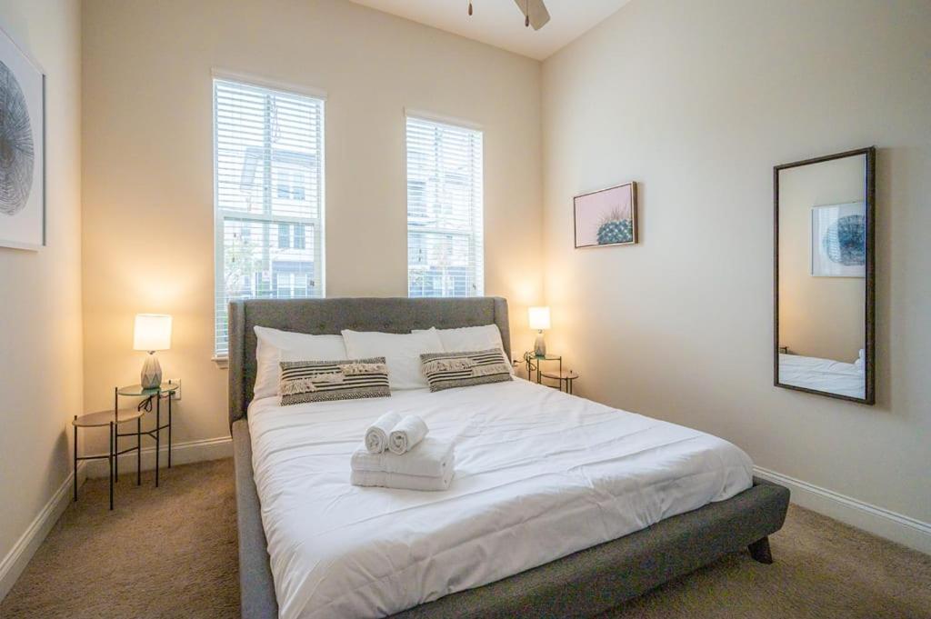 Laid Back 1br W Comfy Living And Bar *
