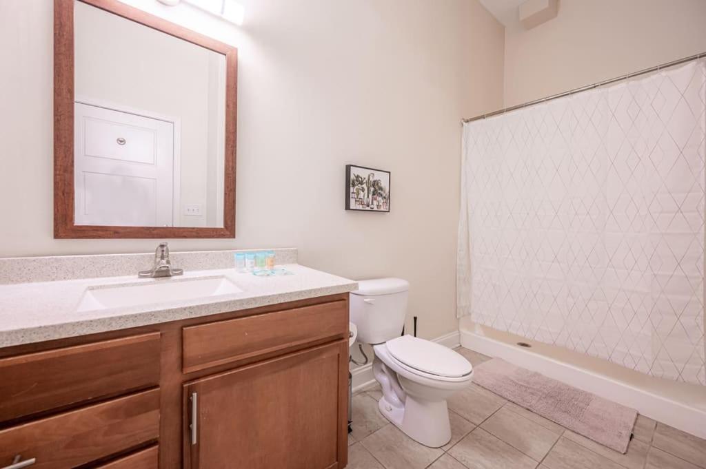 Apartment Laid Back 1br W Comfy Living And Bar *