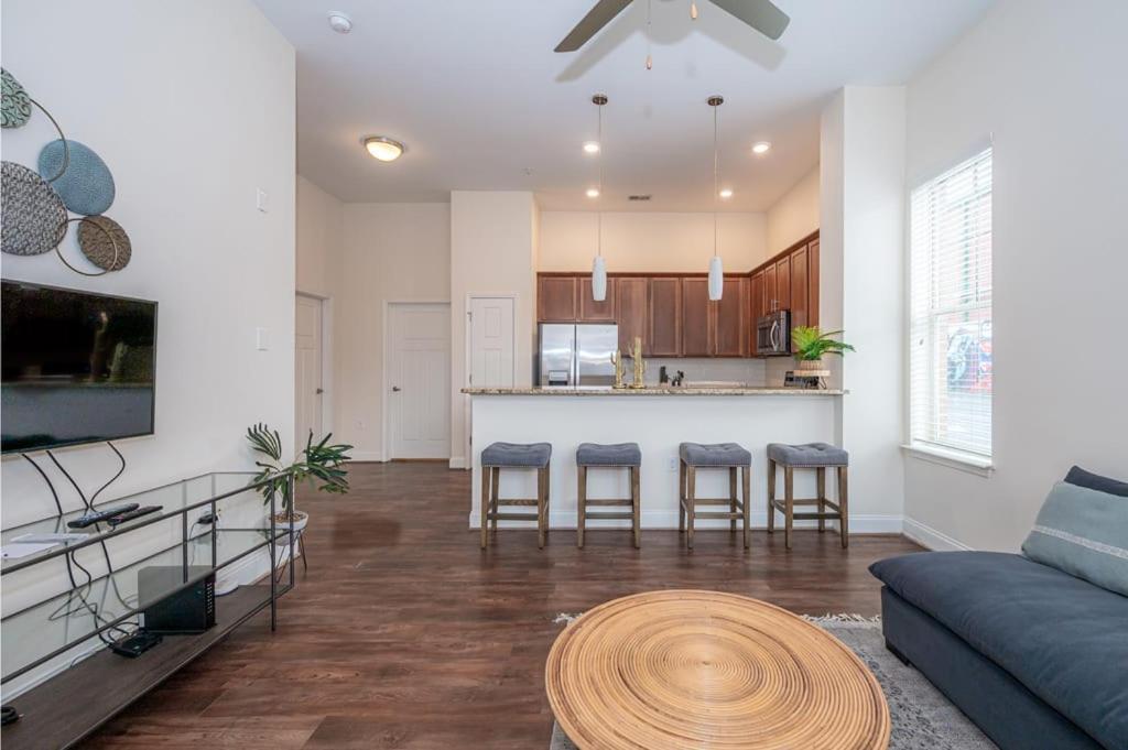 Laid Back 1br W Comfy Living And Bar *