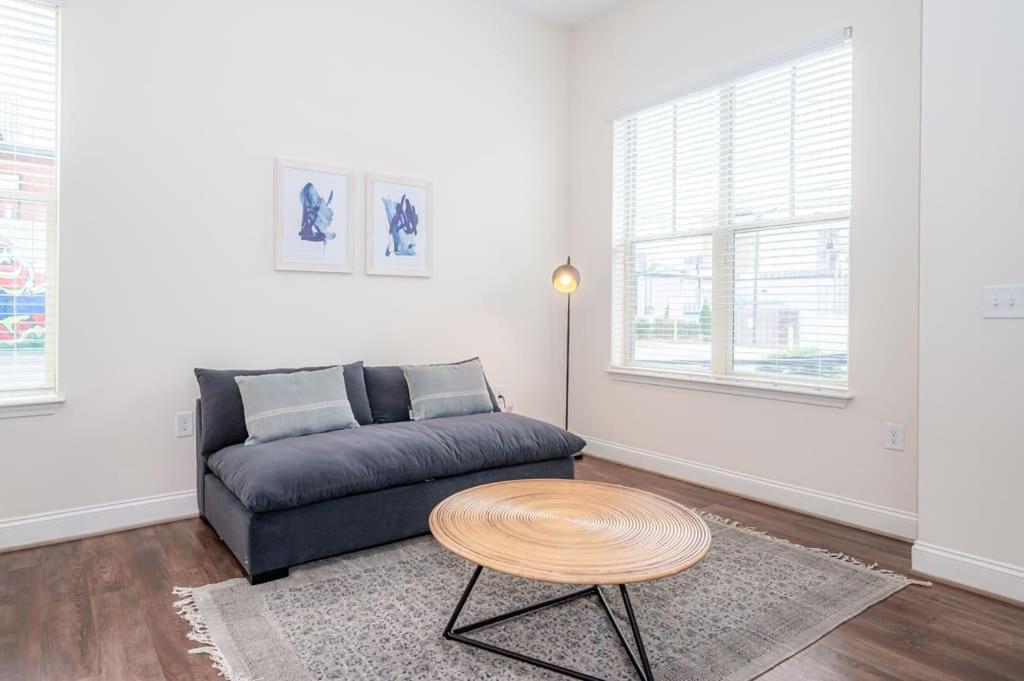 Laid Back 1br W Comfy Living And Bar Apartment